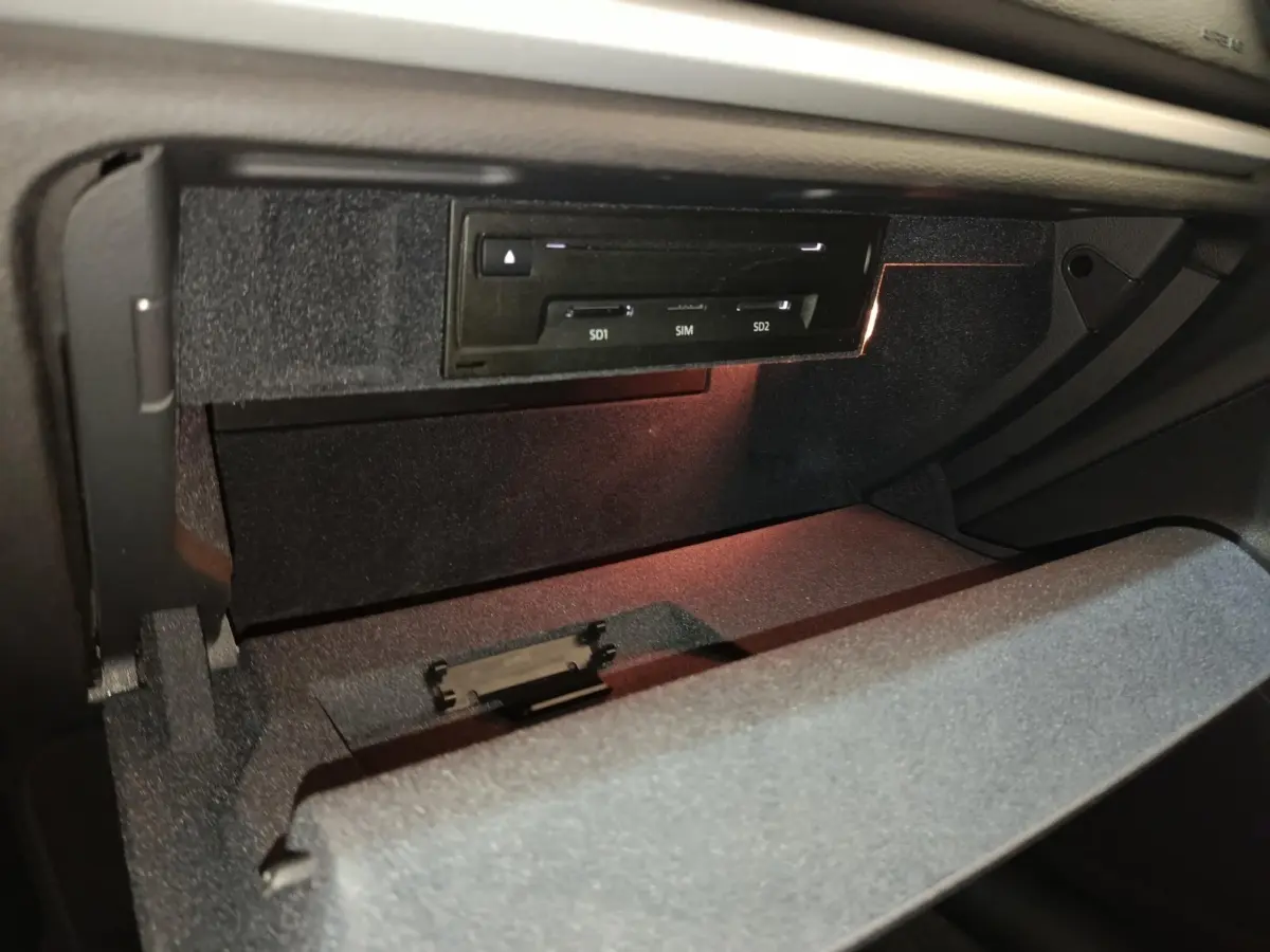 Gant de boîte à gants ouvert avec lecteur SD et SIM dans l’Audi A3 35 TDI Business Line blanche, vue intérieure.
