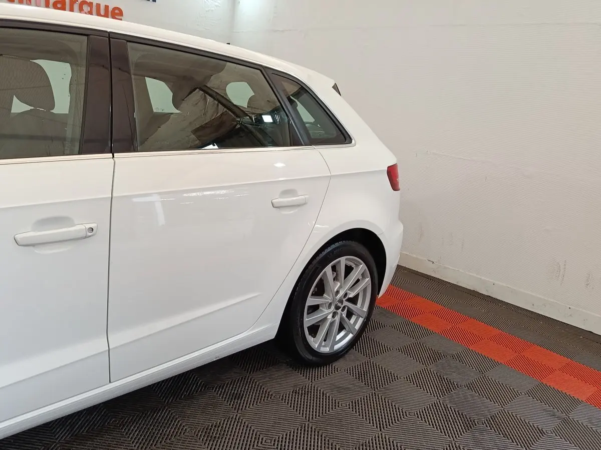 Vue latérale droite d'une Audi A3 blanche 35 TDI 150 S tronic Business Line, avec jantes alliage visibles.