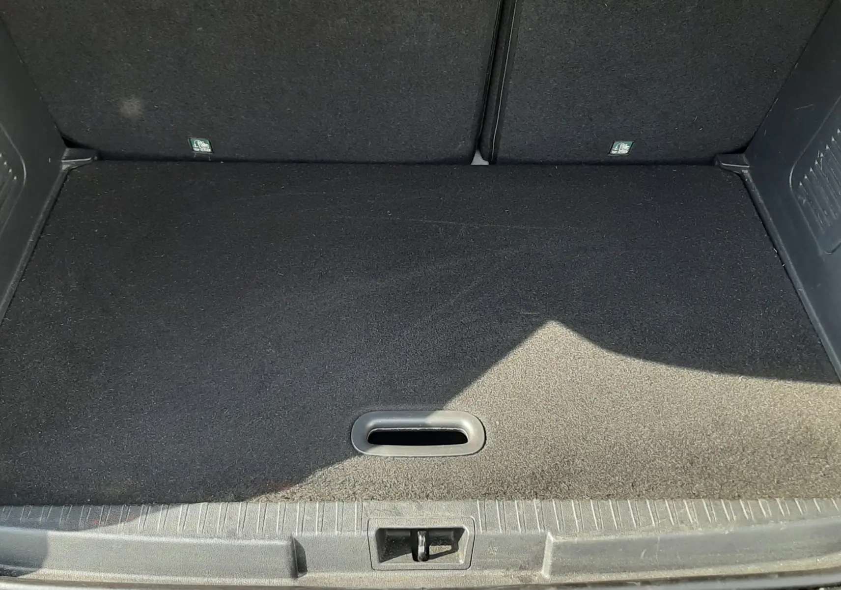Vue plongeante sur le coffre vide du Renault Captur gris cassiopée avec toit noir, version 2016 DCI 90CH INTENS EDC.