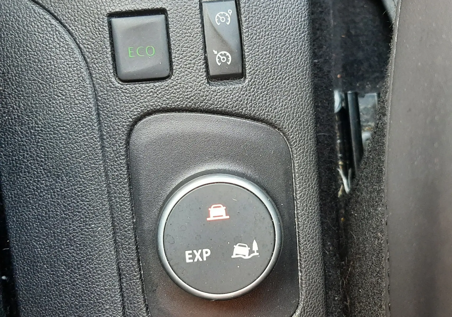 Gros plan sur les commandes de mode de conduite et régulateur de vitesse du Renault Captur gris cassiopée 2016.