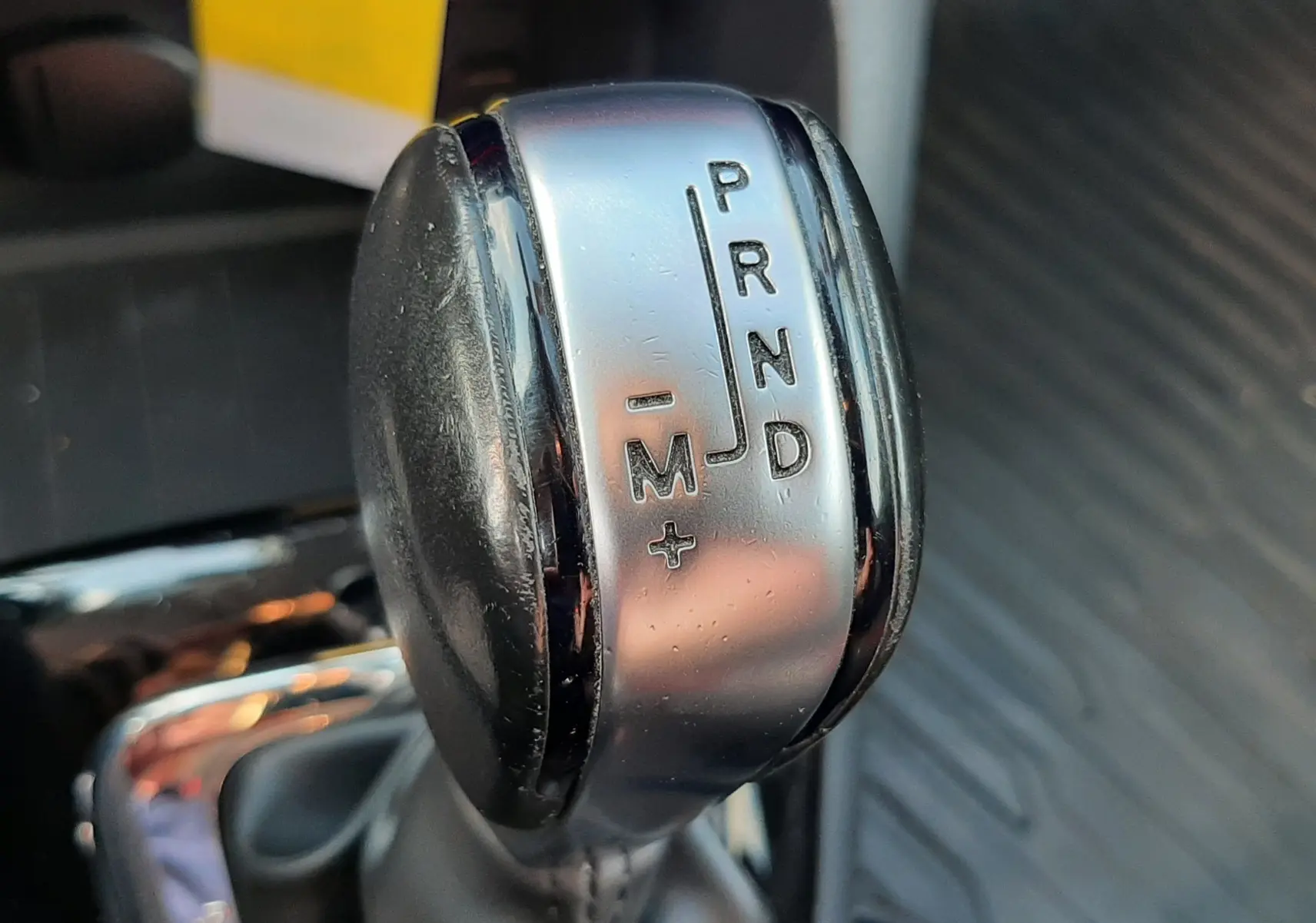 Le levier de vitesses automatique noir et chrome du Renault Captur DCI 90CH INTENS 2016 en gros plan intérieur.