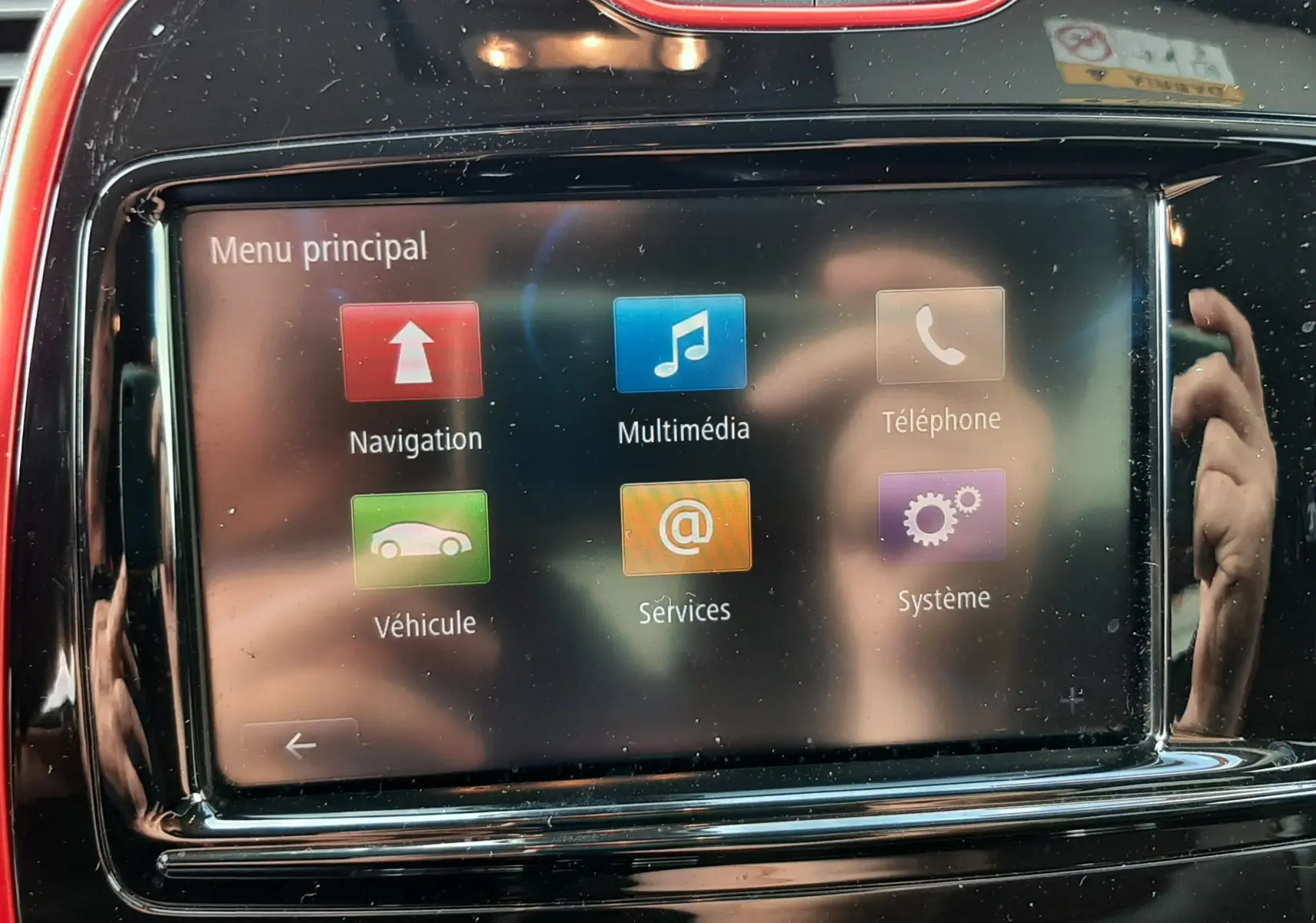 Écran tactile central du tableau de bord Renault Captur 2016, entouré de cadre noir et rouge, affichant le menu principal.
