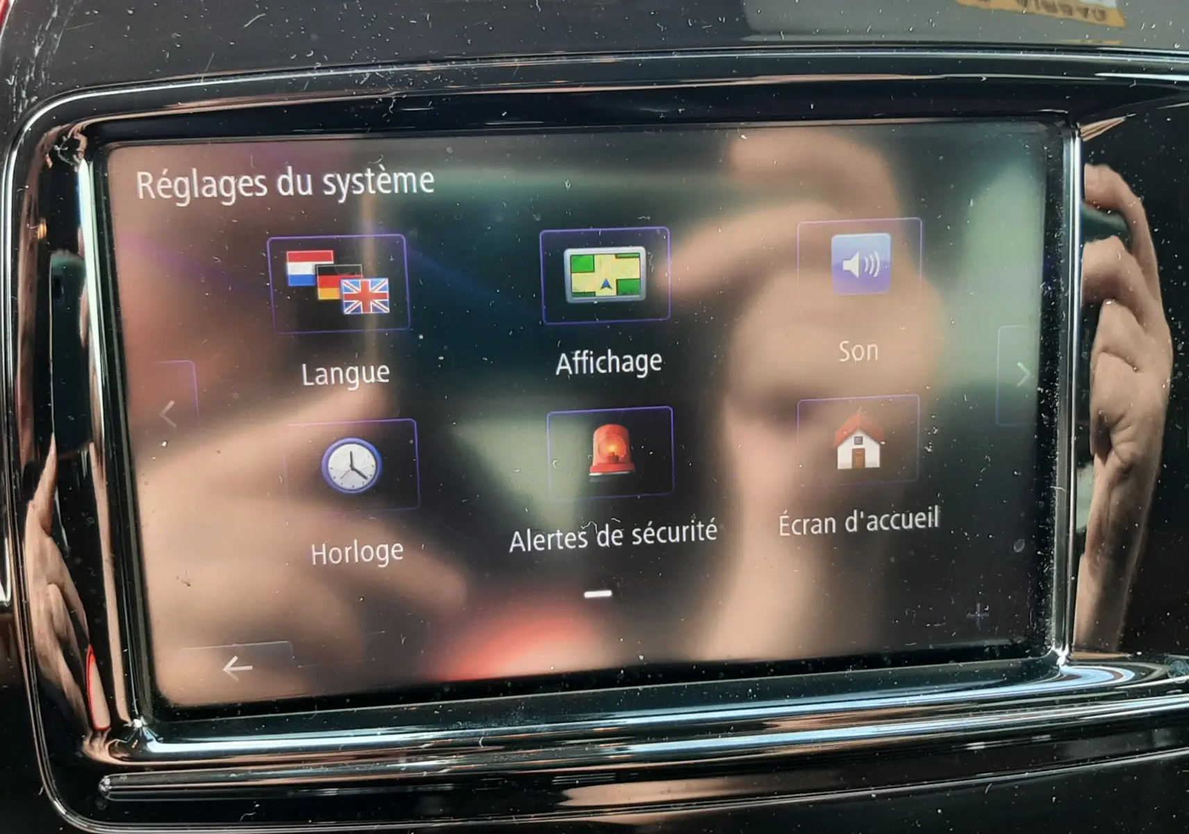 Écran tactile central du Renault Captur 2016, vue frontale, affichant les réglages système sur fond noir brillant.