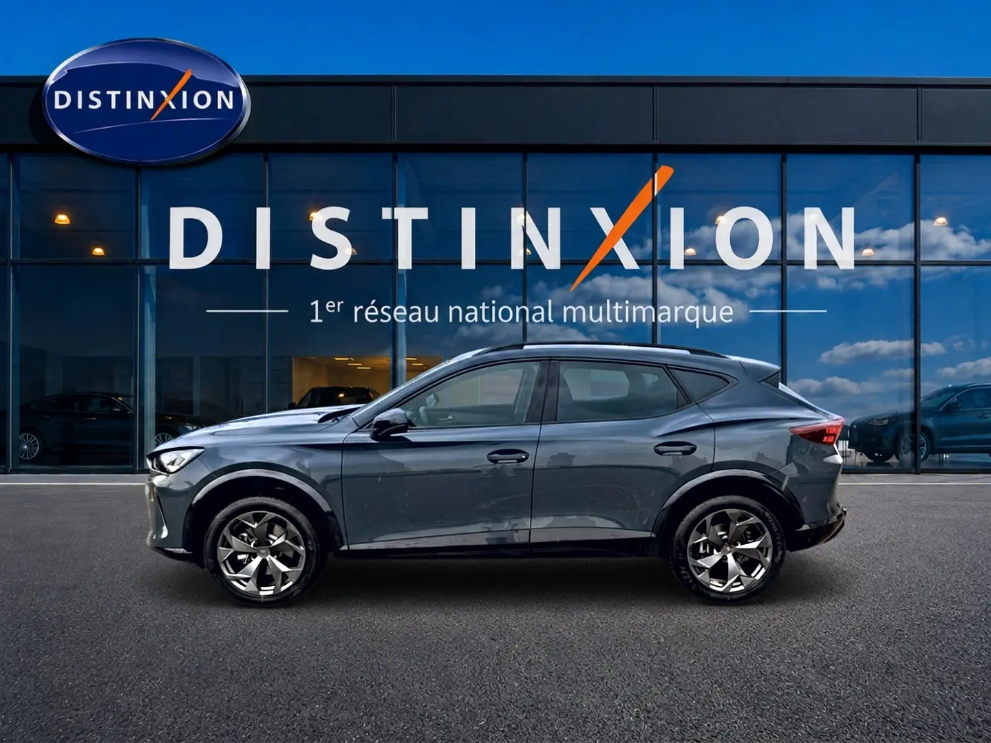 Vue latérale droite d'une CUPRA Formentor 1.5 etsi hybrid 150 DSG7 en bleu fjord, avec jantes 18 pouces et lignes dynamiques.