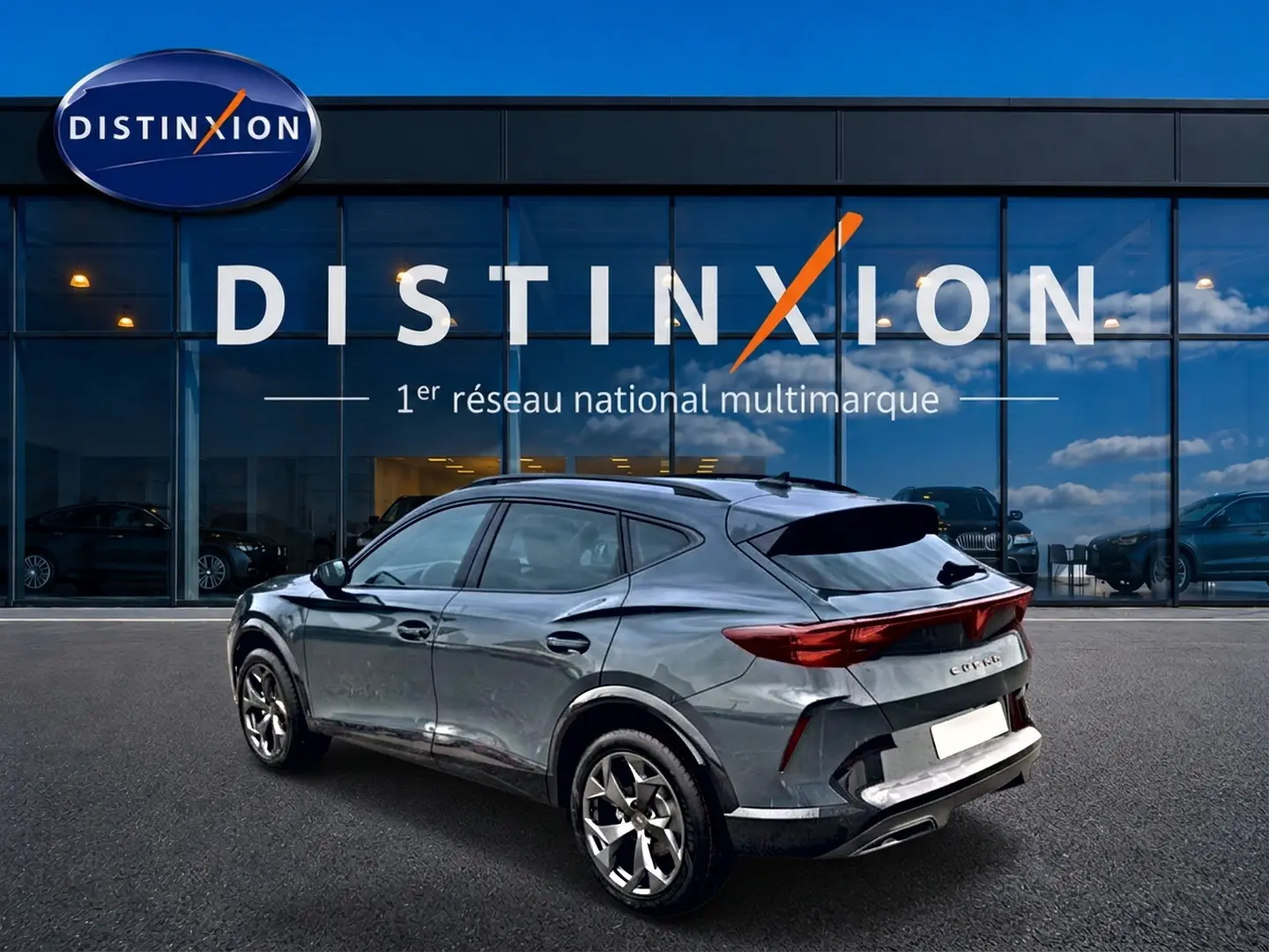Vue 3/4 arrière droite d'un CUPRA Formentor bleu fjord 2026, avec feux arrière LED et jantes alliage distinctives.