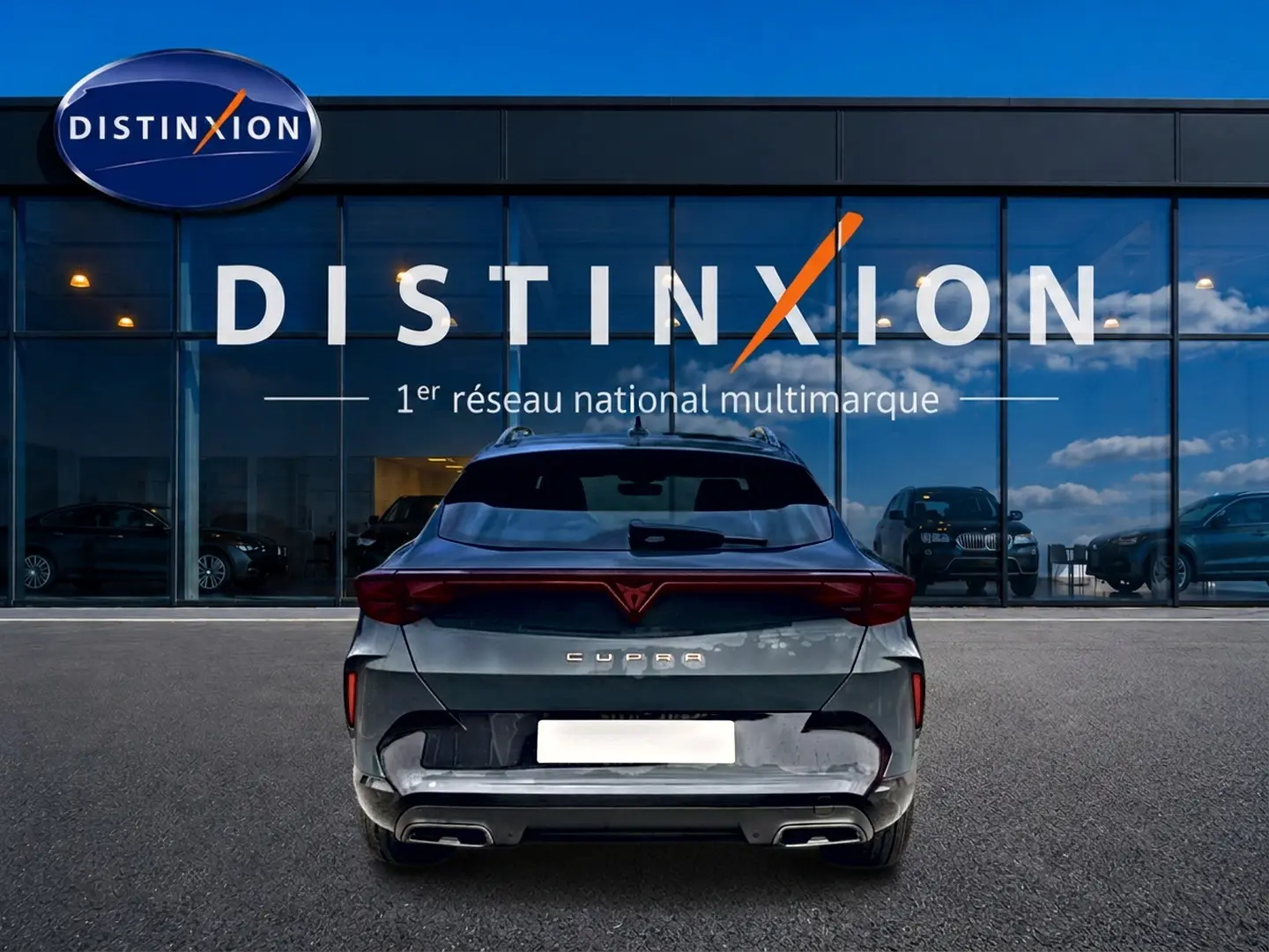 Vue arrière d'un CUPRA Formentor bleu fjord 2026 avec feux arrière LED et double sortie d'échappement.