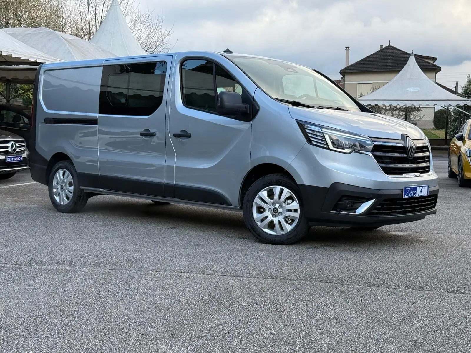Vue rapprochée de la porte avant droite gris Highland du Renault Trafic Cabine Approfondie 2025 avec haut-parleur intégré.