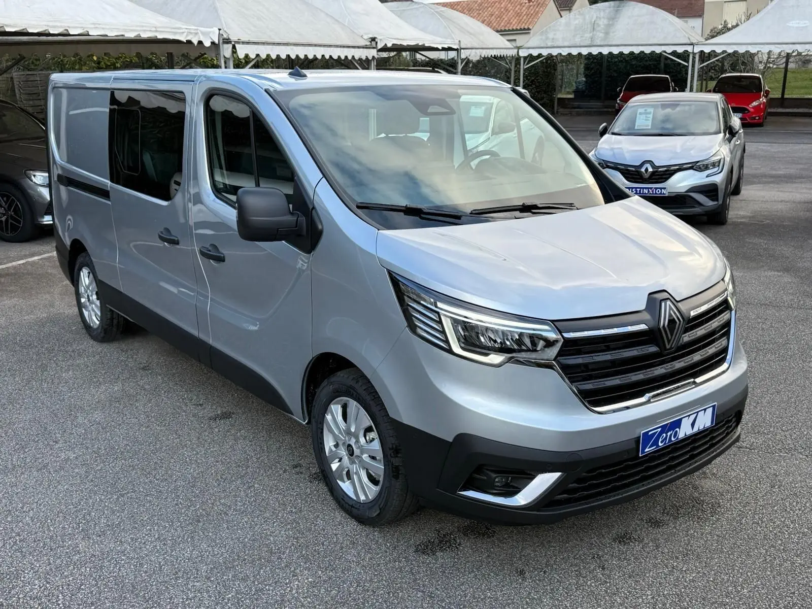 Poignée de porte noire en gros plan sur la portière gris Highland du Renault Trafic Cabine Approfondie 2025.