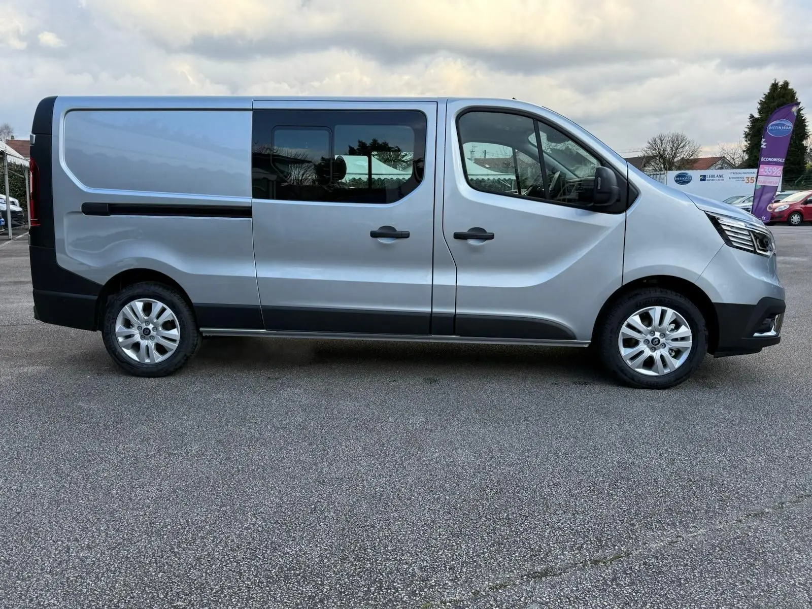 Intérieur du coffre arrière d'un Renault Trafic cabine approfondie gris Highland, vue en plongée vers l'avant.
