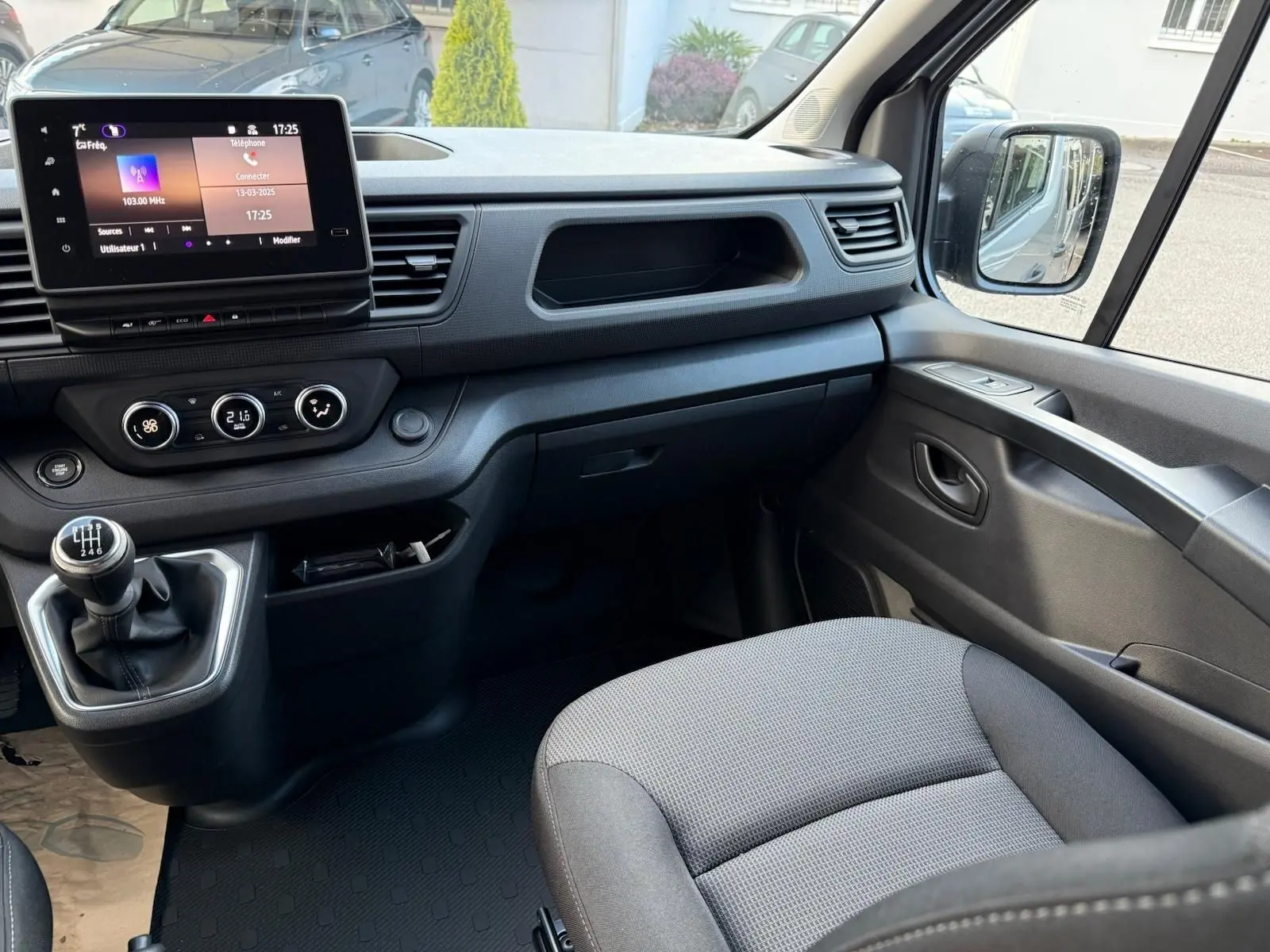 Vue arrière du Renault Trafic cabine approfondie gris Highland, montrant l'espace de chargement métallique vide et les portes ouvertes.
