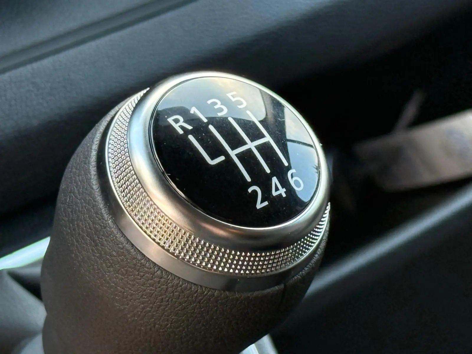 Vue intérieure côté conducteur du Renault Trafic cabine approfondie 2025 gris Highland, avec tableau de bord moderne et boîte manuelle.