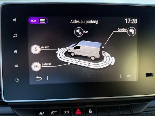 Écran tactile intérieur du Renault Trafic cabine approfondie 2025 montrant les aides à la conduite en mode personnalisé.
