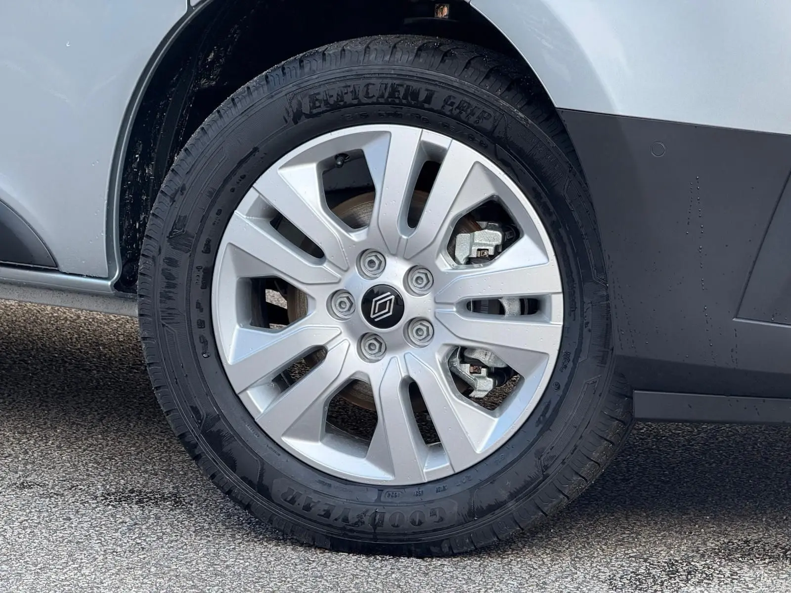 Vue latérale intérieure montrant la banquette arrière grise du Renault Trafic Cabine Approfondie L2H1 2025 avec porte ouverte.