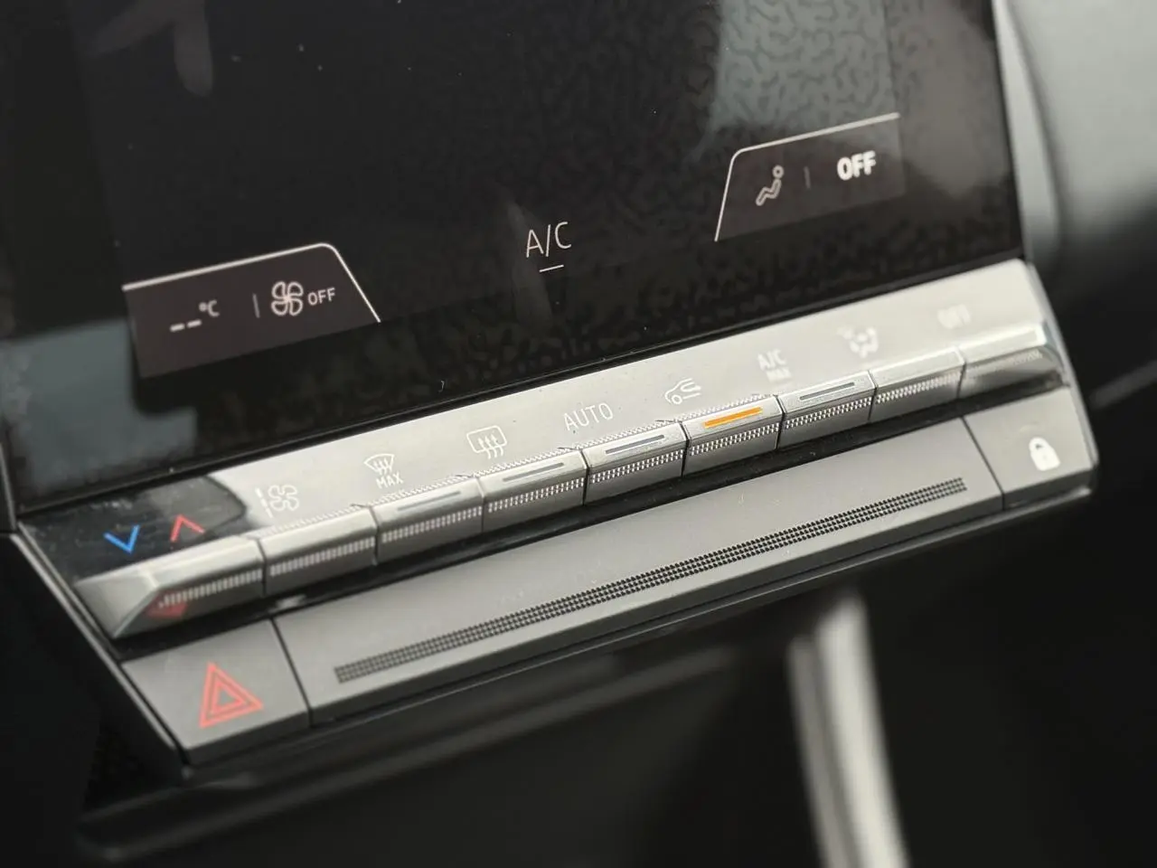Détail de la console centrale avec commandes climatisation et écran tactile du Renault Captur hybride 2025.