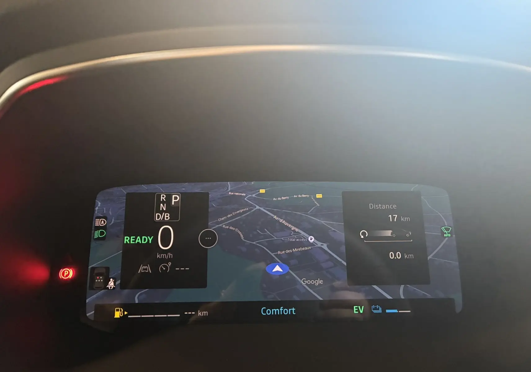 Tableau de bord numérique du Renault Captur E-Tech 2025 affichant la navigation et l'état prêt au démarrage.