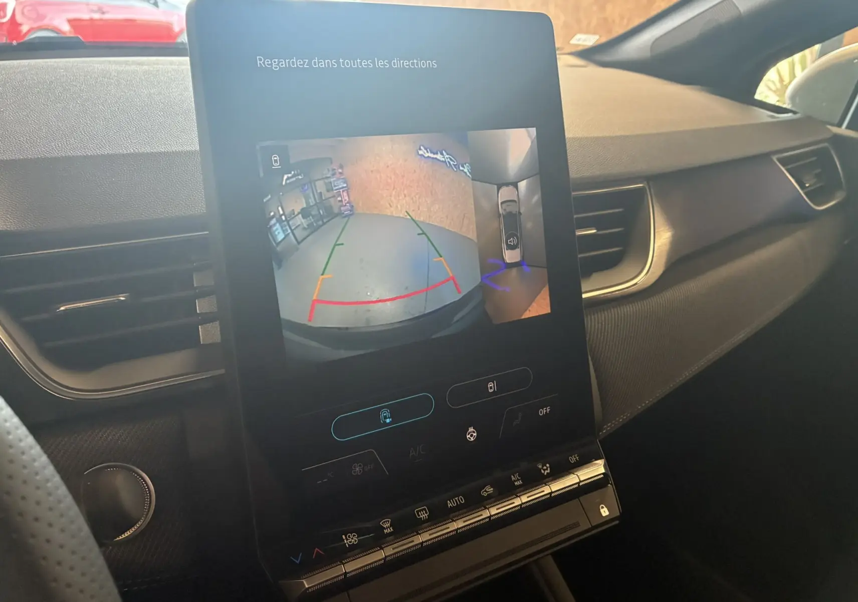 Écran central tactile du Renault Captur E-Tech 2025 affichant la caméra de recul et la vue à 360°, intérieur noir.