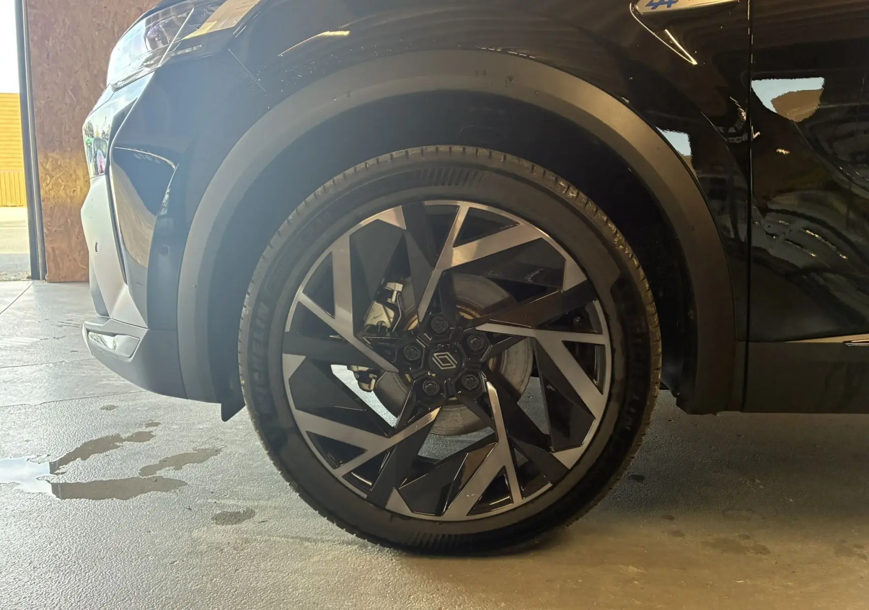 Gros plan sur la roue avant gauche du Renault Captur noir étoile métal avec jante diamantée et badge Esprit Alpine.