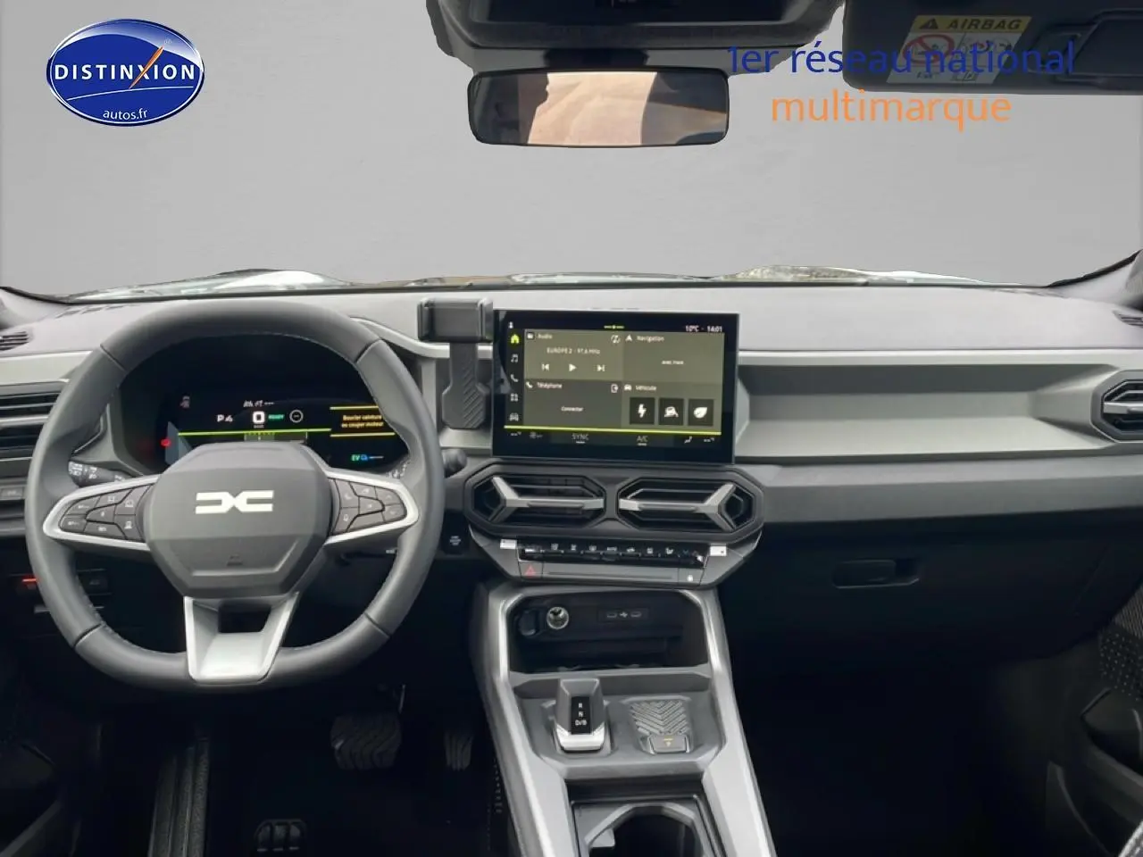 Vue frontale de l'intérieur du Dacia Bigster noir 2025, tableau de bord moderne avec écran tactile central et volant cuir.