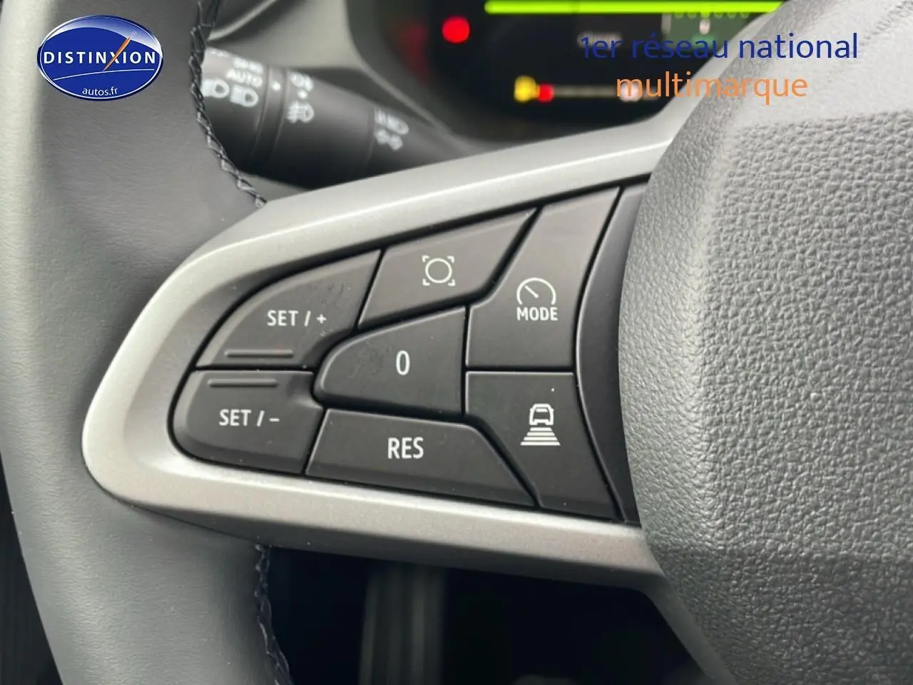 Gros plan sur les commandes de régulateur de vitesse au volant cuir du Dacia Bigster noir, version hybride 2025.