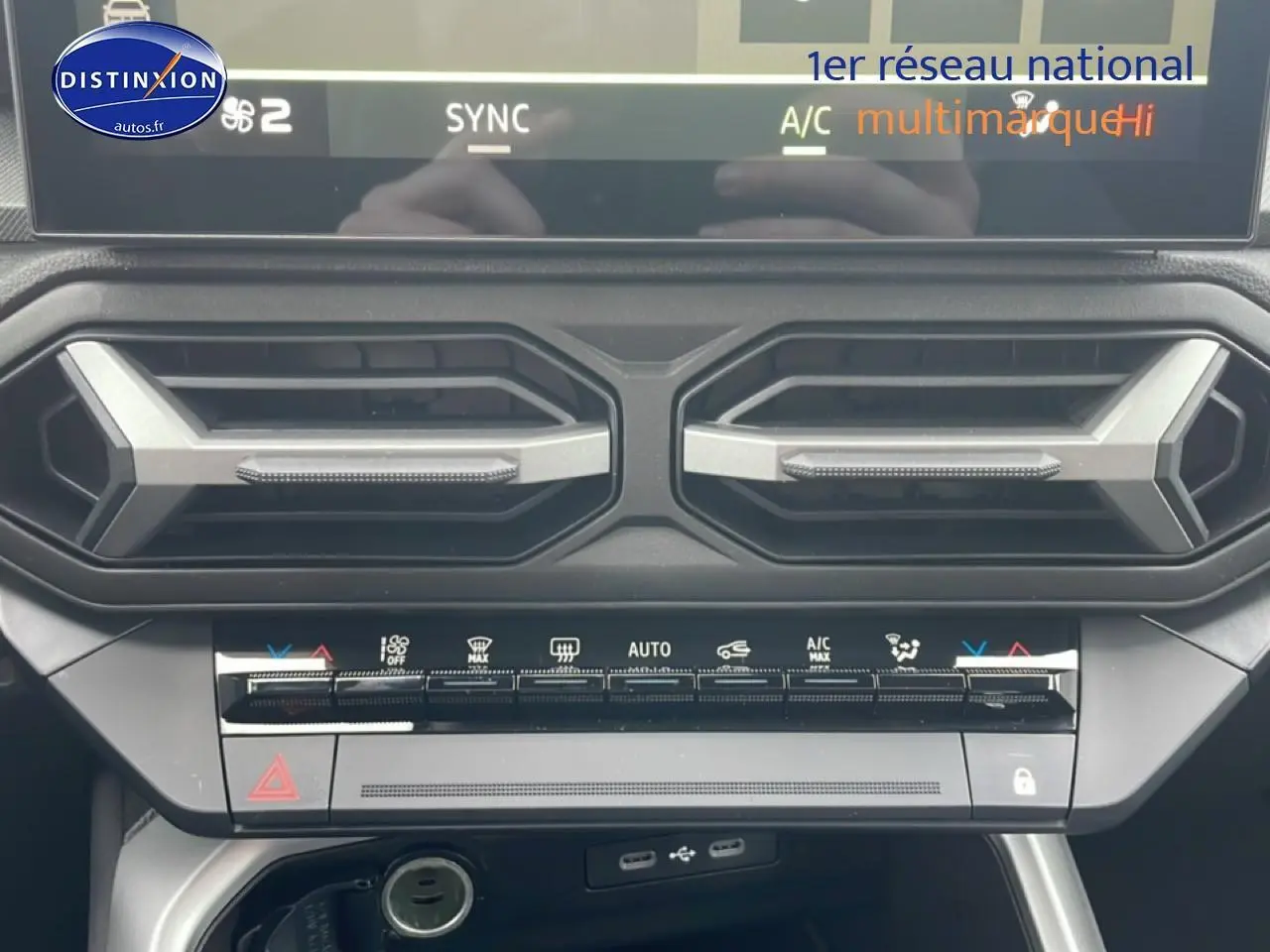 Gros plan sur la console centrale noire du Dacia Bigster 2025, montrant les aérateurs et commandes climatisation.