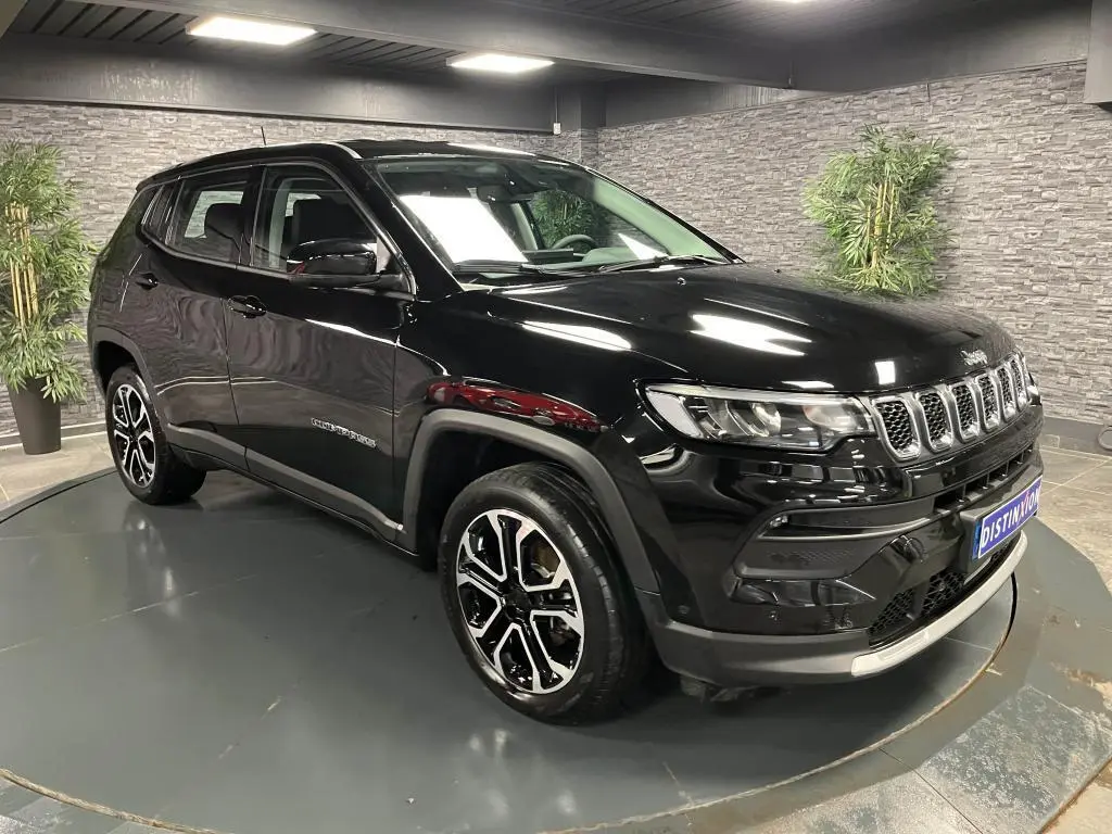 Jeep Compass noir en 3/4 avant droit, avec jantes alliage 18 pouces et signature lumineuse LED distinctive.