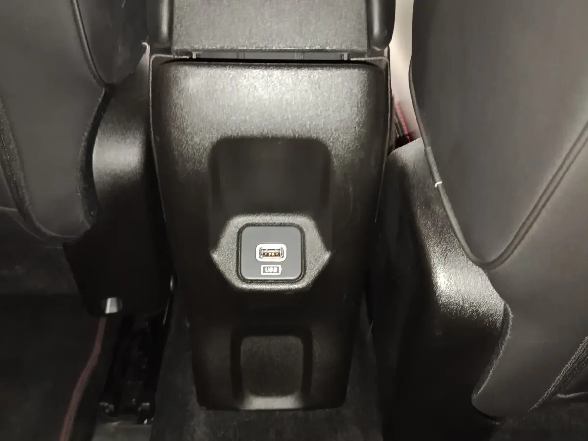 Prise USB arrière noire entre les sièges avant en cuir dans le Fiat 500X 2021 version Sport.