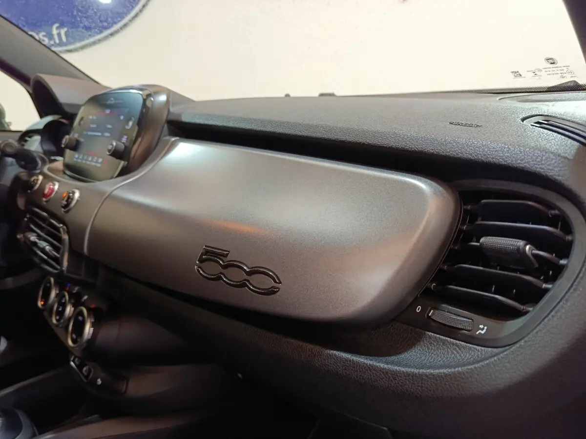 Tableau de bord gris métallisé de la Fiat 500X 2021 vu de côté droit avec écran tactile et aérateurs noirs.
