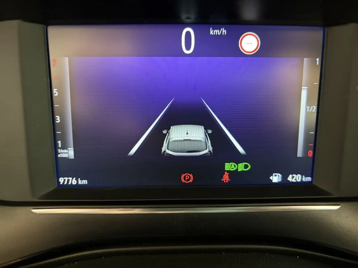 Affichage numérique du combiné instruments de l'Opel Corsa 2025 montrant l'aide au maintien de voie et la vitesse à 0 km/h.