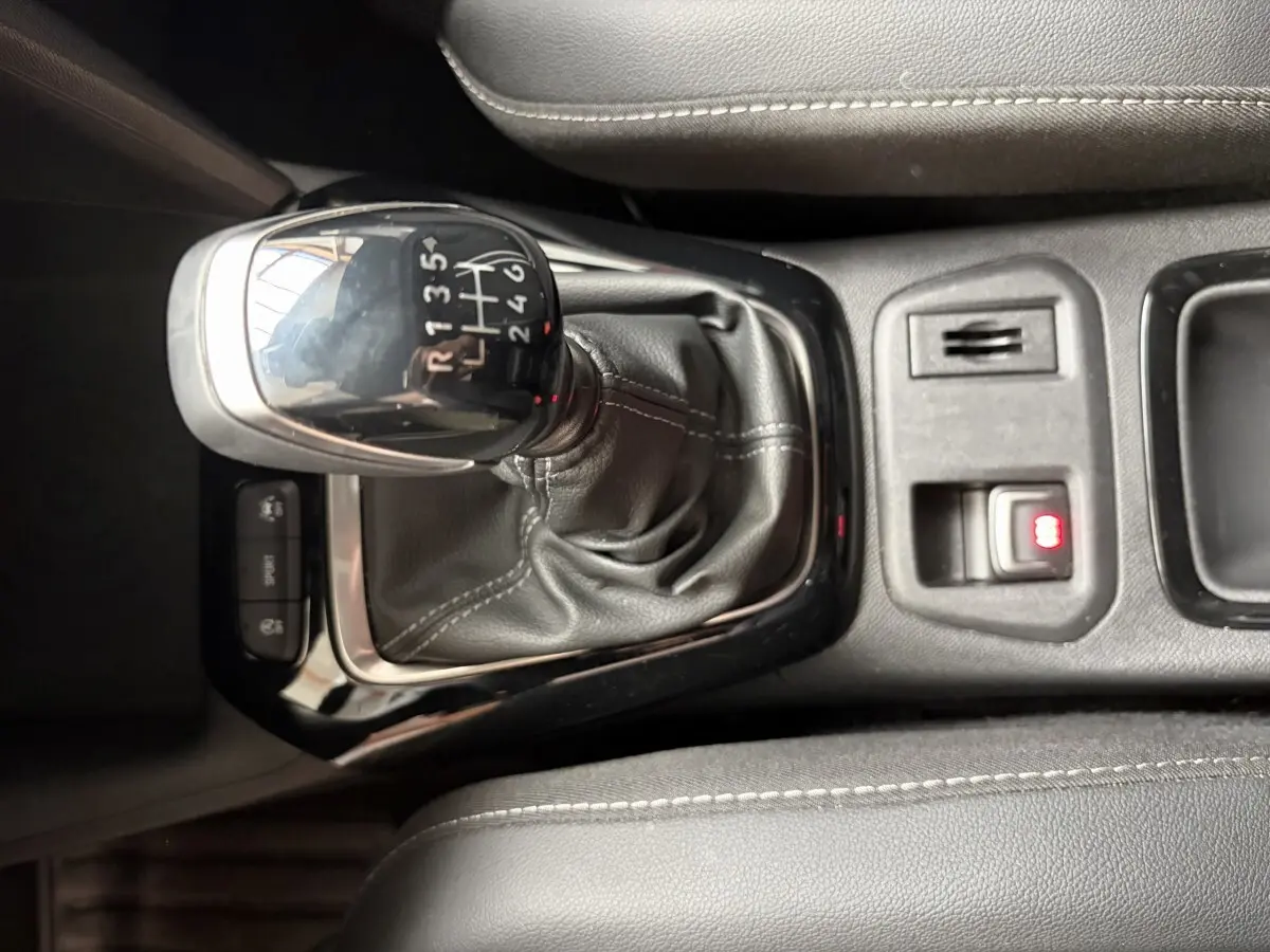 Gros plan sur le levier de vitesses manuel noir avec coutures blanches dans l'habitacle de l'Opel Corsa 2025.