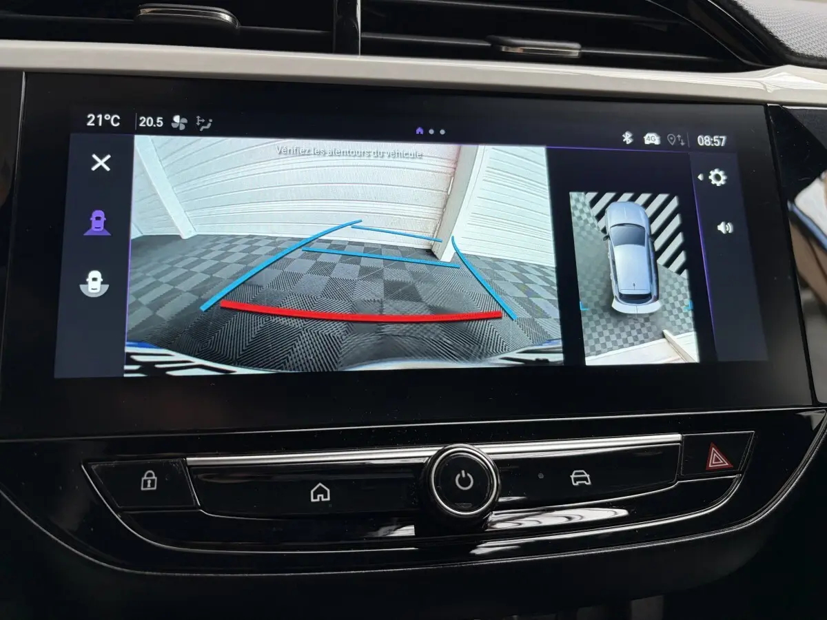 Écran tactile de la caméra de recul et vue 360° de l’Opel Corsa gris clair, affichage intérieur central.