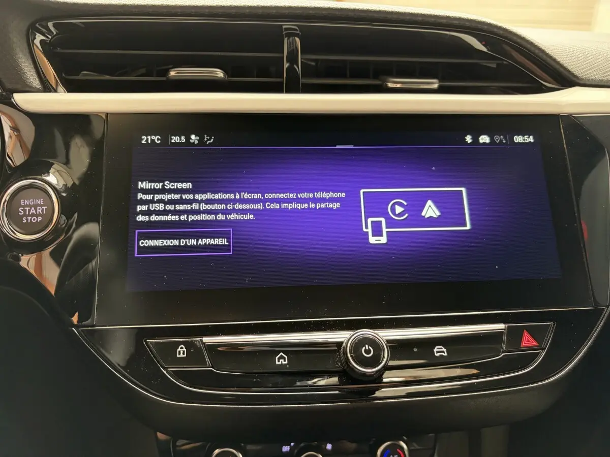 Vue rapprochée de l’écran tactile central de l’Opel Corsa gris clair 2025 avec bouton Start et commandes intégrées.