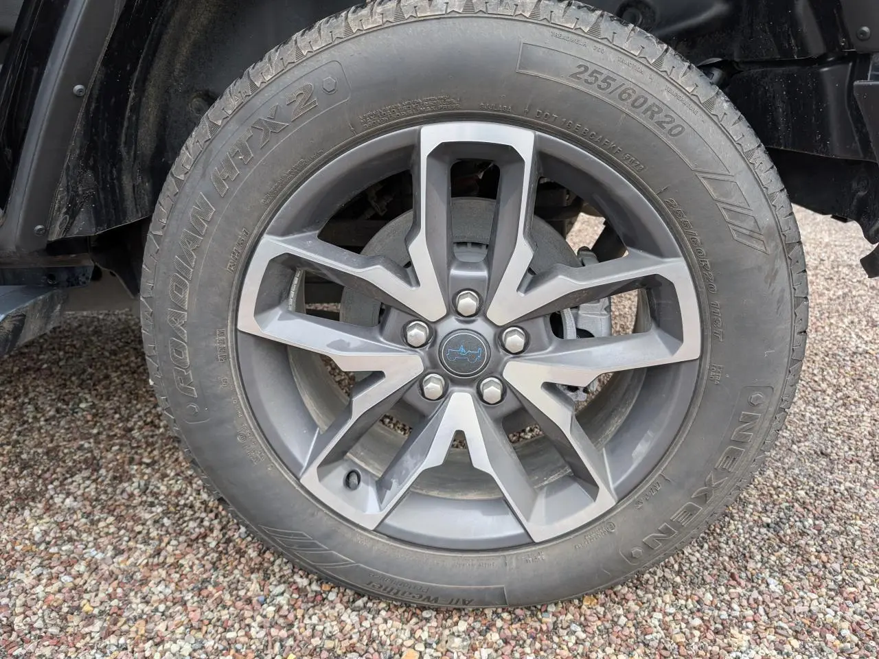 Gros plan sur la jante alliage 20 pouces et pneu 255/60 R20 du Jeep Wrangler noir, côté gauche.