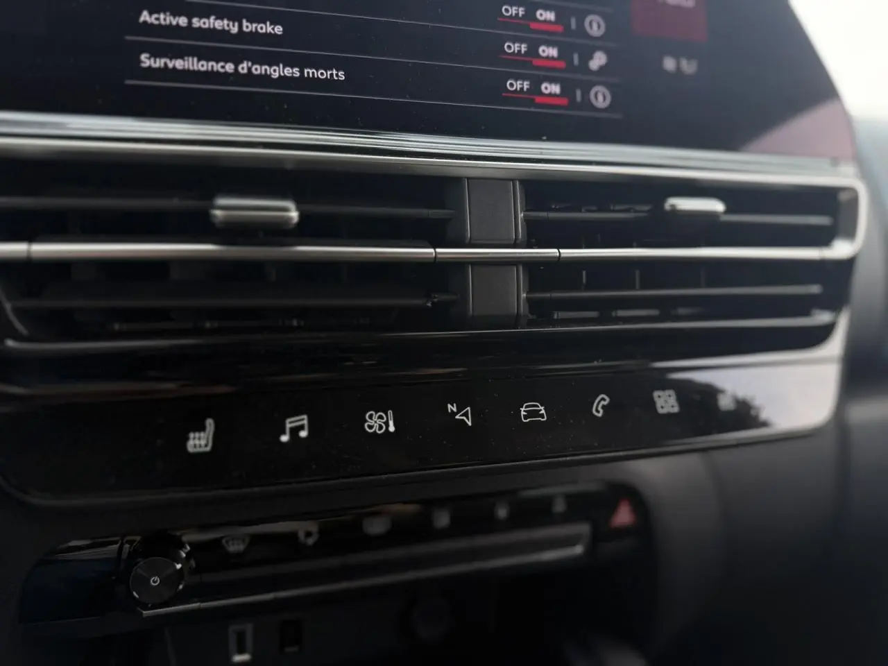 Détail de la console centrale noire du Citroën C5 Aircross 2025 avec commandes tactiles et aérateurs horizontaux.