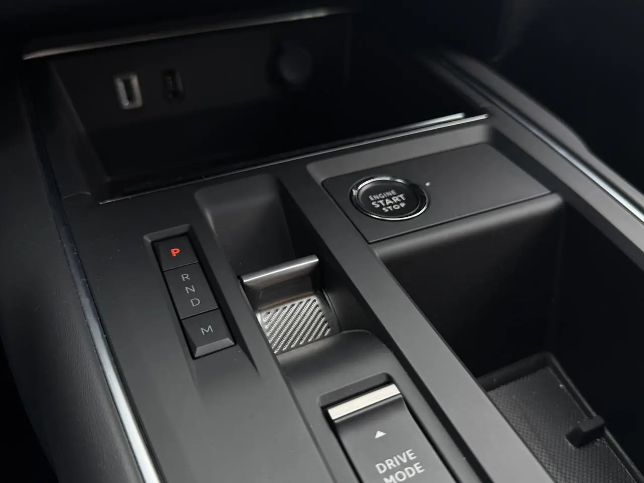 Vue rapprochée de la console centrale du Citroën C5 Aircross gris Platinium, avec bouton start/stop et sélecteur de boîte auto.