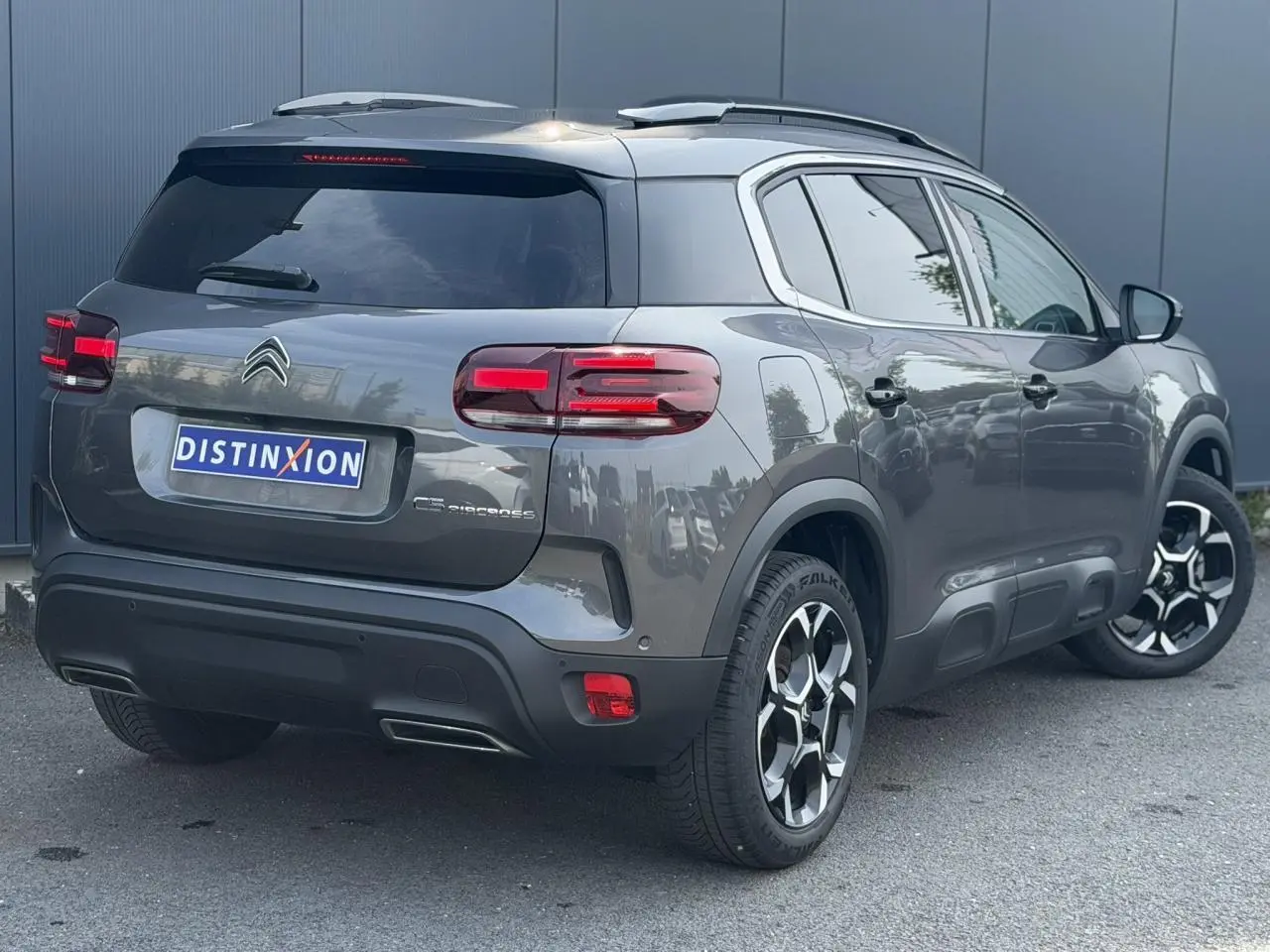 Vue 3/4 arrière droit du Citroën C5 Aircross gris Platinium avec jantes alliage bi-ton et feux arrière LED 3D.