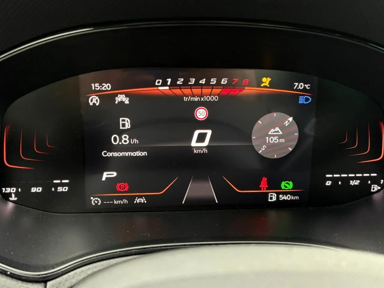 Vue rapprochée du combiné d'instruments digital de la SEAT Ibiza 2024, affichage noir avec détails rouges et blancs.