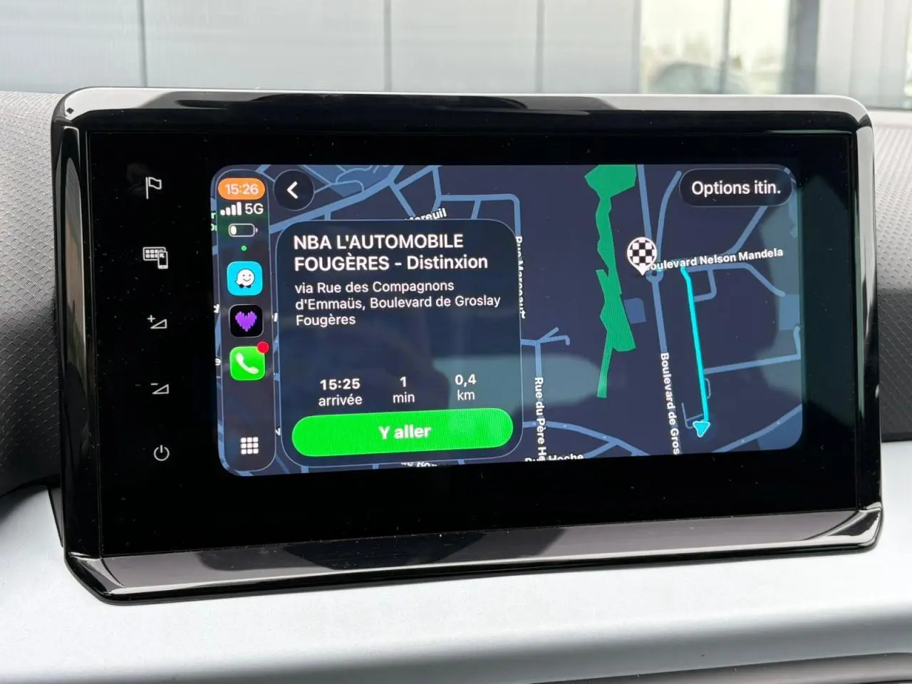 Écran tactile GPS affichant un itinéraire dans l'habitacle d'une SEAT Ibiza 2024, vue de face.