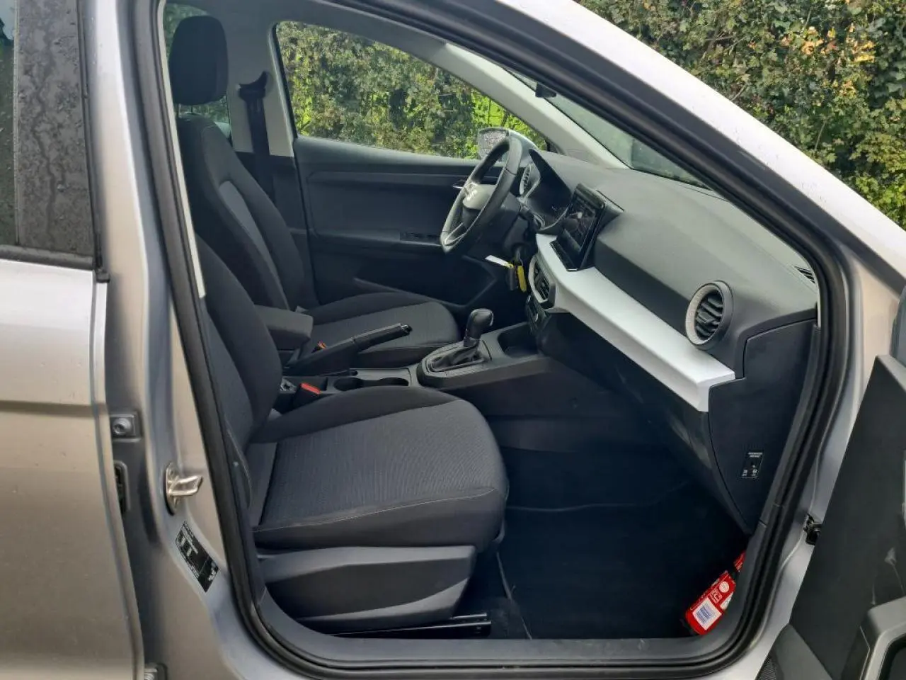 Intérieur côté conducteur de la SEAT Ibiza argent urbain 2024, avec tableau de bord moderne et sièges tissu gris.