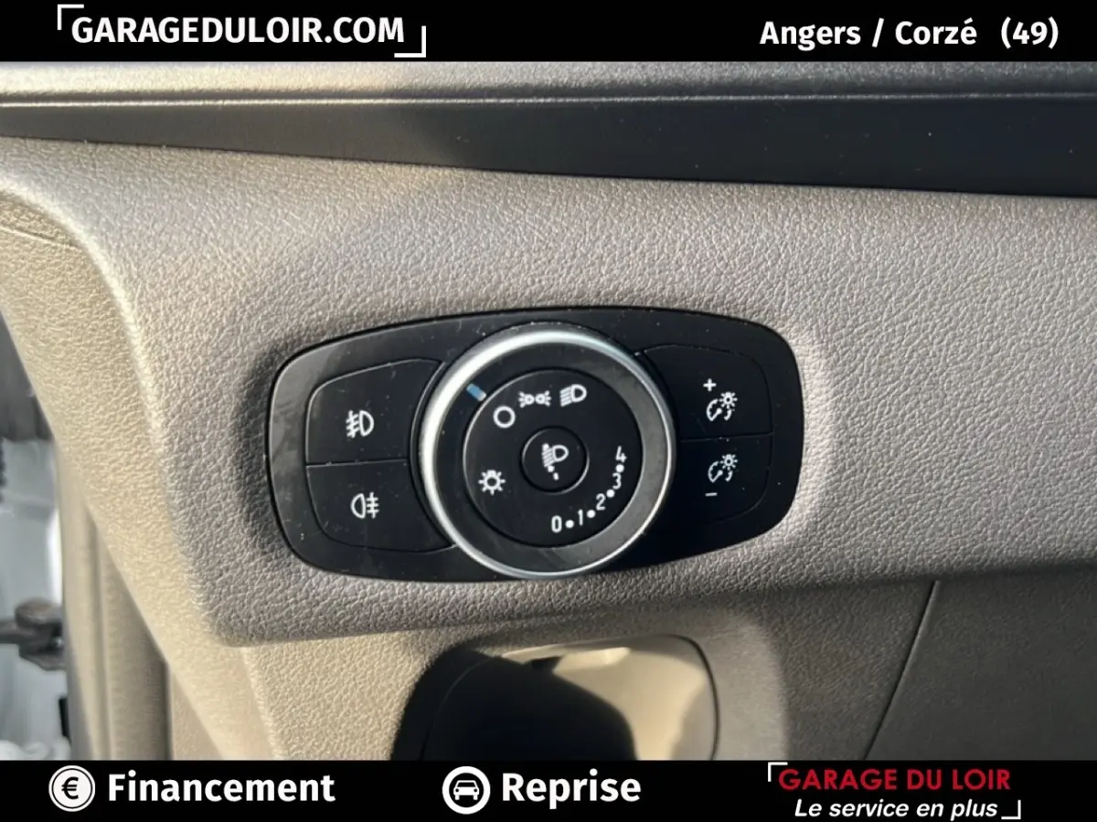 Gros plan sur le bouton de commande des phares du Ford Transit Custom blanc, intérieur côté conducteur.