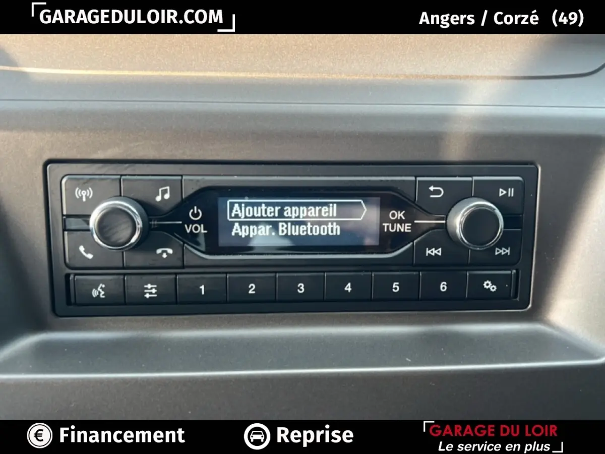 Gros plan sur l’autoradio avec écran affichant l’option Bluetooth dans le tableau de bord du Ford Transit Custom blanc.