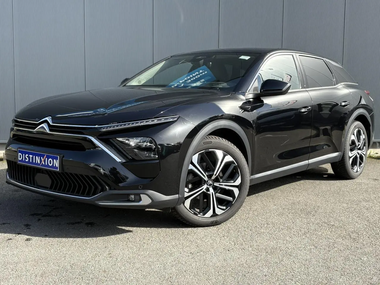 Citroën C5 X noir Perla en 3/4 avant droit, avec jantes alliage 19'' AeroX et signature lumineuse LED distinctive.