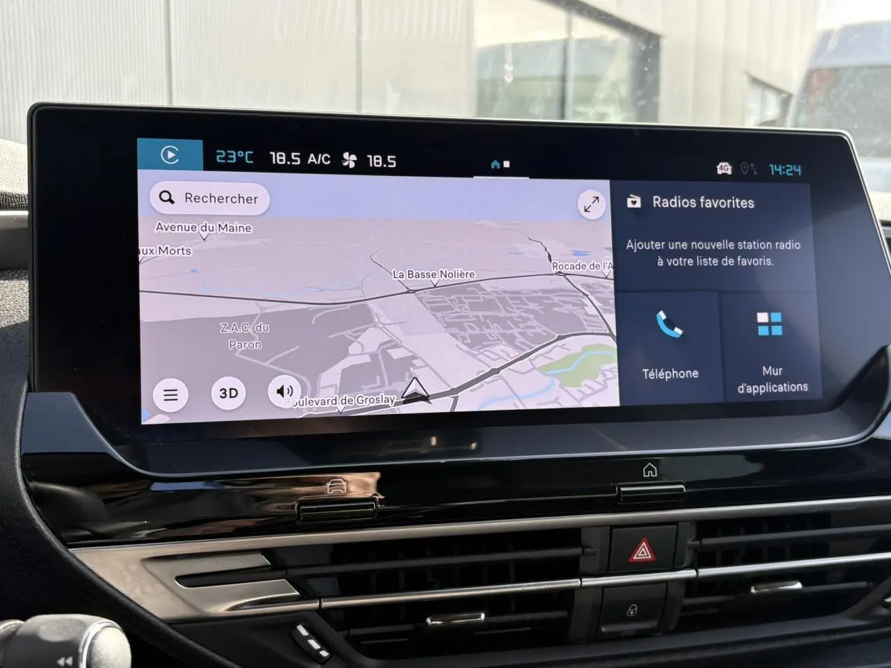 Écran tactile 12 pouces du GPS affichant une carte, sur le tableau de bord noir du Citroën C5 X PureTech 130.