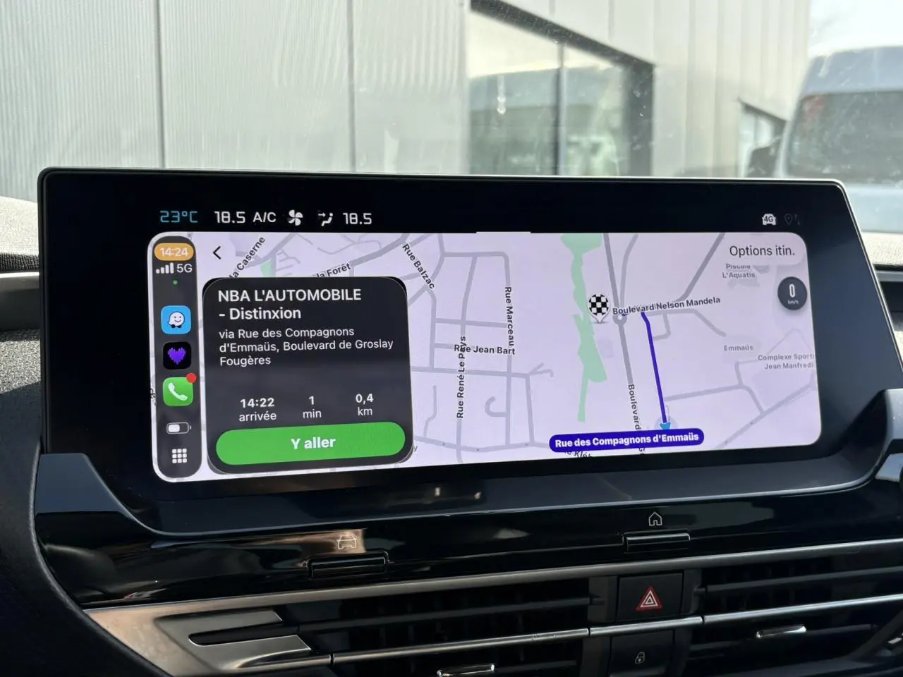 Écran tactile 12 pouces du GPS intégré montrant un itinéraire dans l'habitacle du Citroën C5 X Noir Perla.