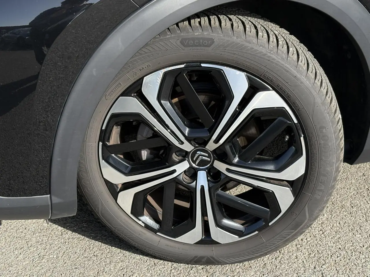 Gros plan sur la jante alliage 19'' AeroX diamantée noir du côté gauche d'une Citroën C5 X Noir Perla.