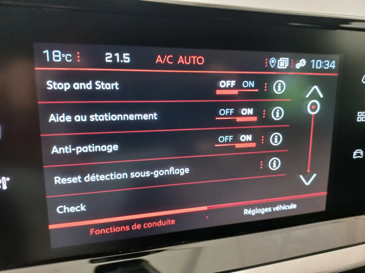 Écran tactile central de la Peugeot 208 PureTech 100 S&S Allure affichant les réglages de conduite.