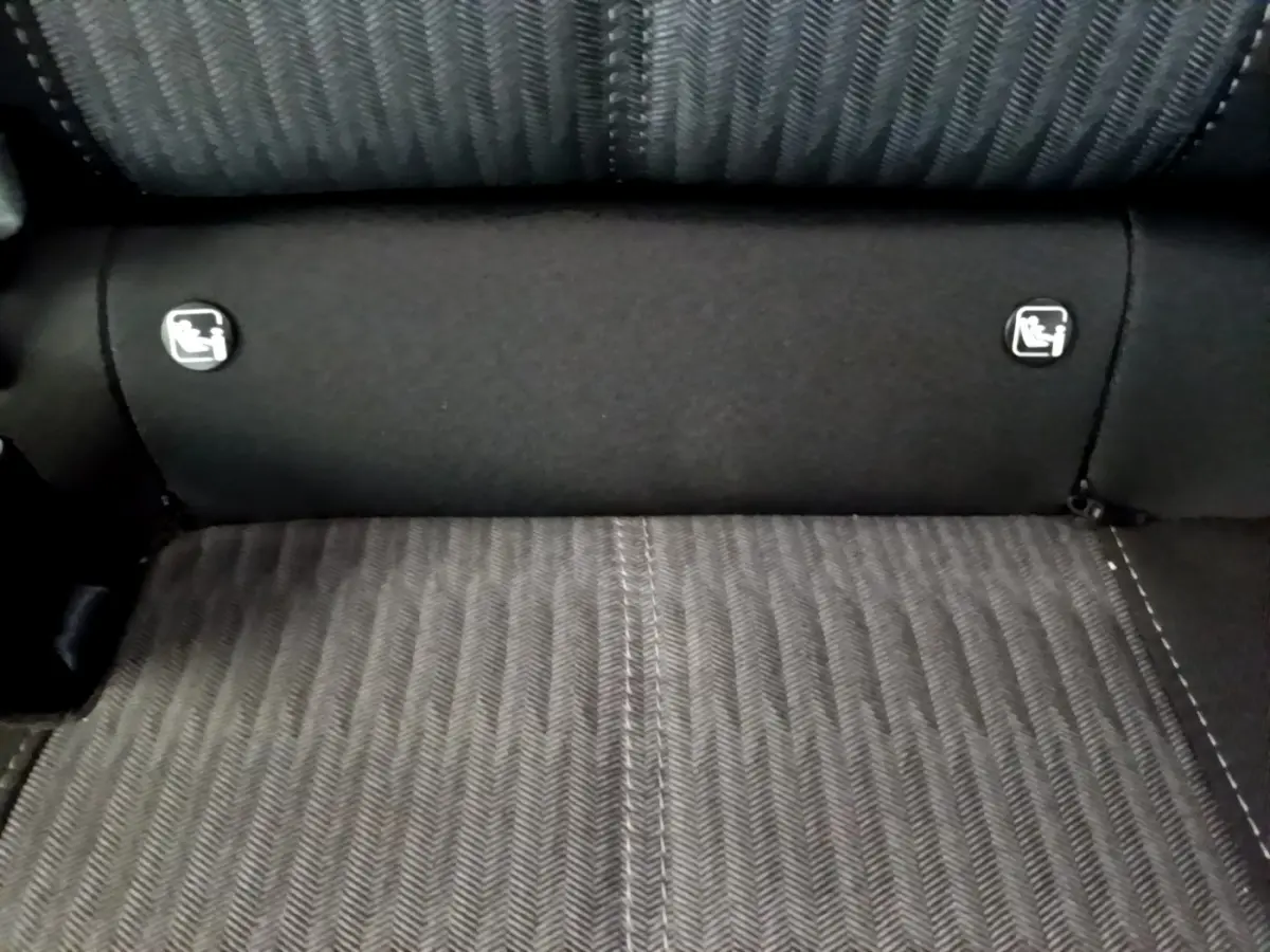 Détail de la banquette arrière noire de l’Opel Corsa 2023 avec fixation Isofix visible sur l’assise.