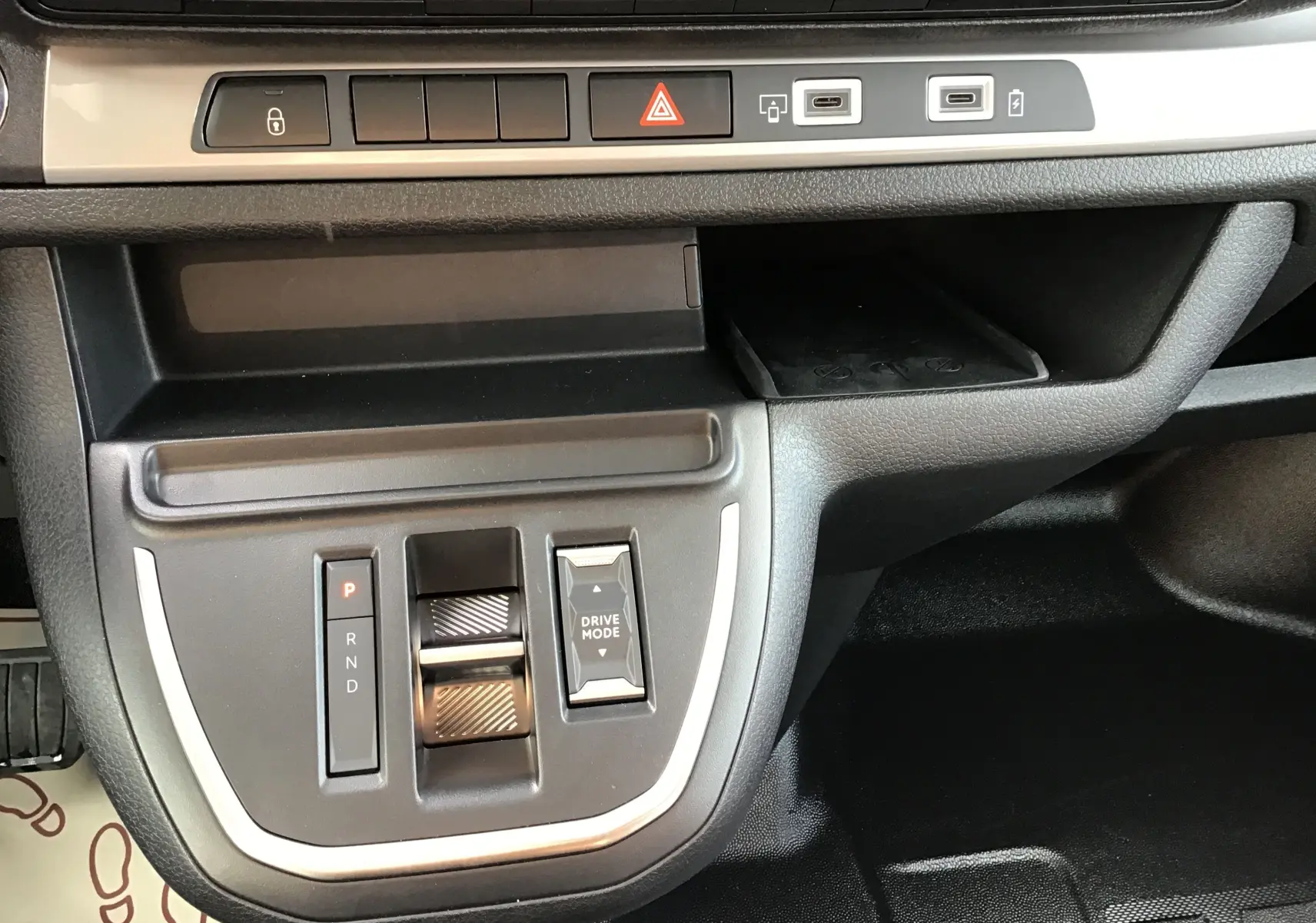 Gros plan sur la console centrale du Peugeot Expert XL noir, montrant les commandes de boîte auto et le bouton Drive Mode.