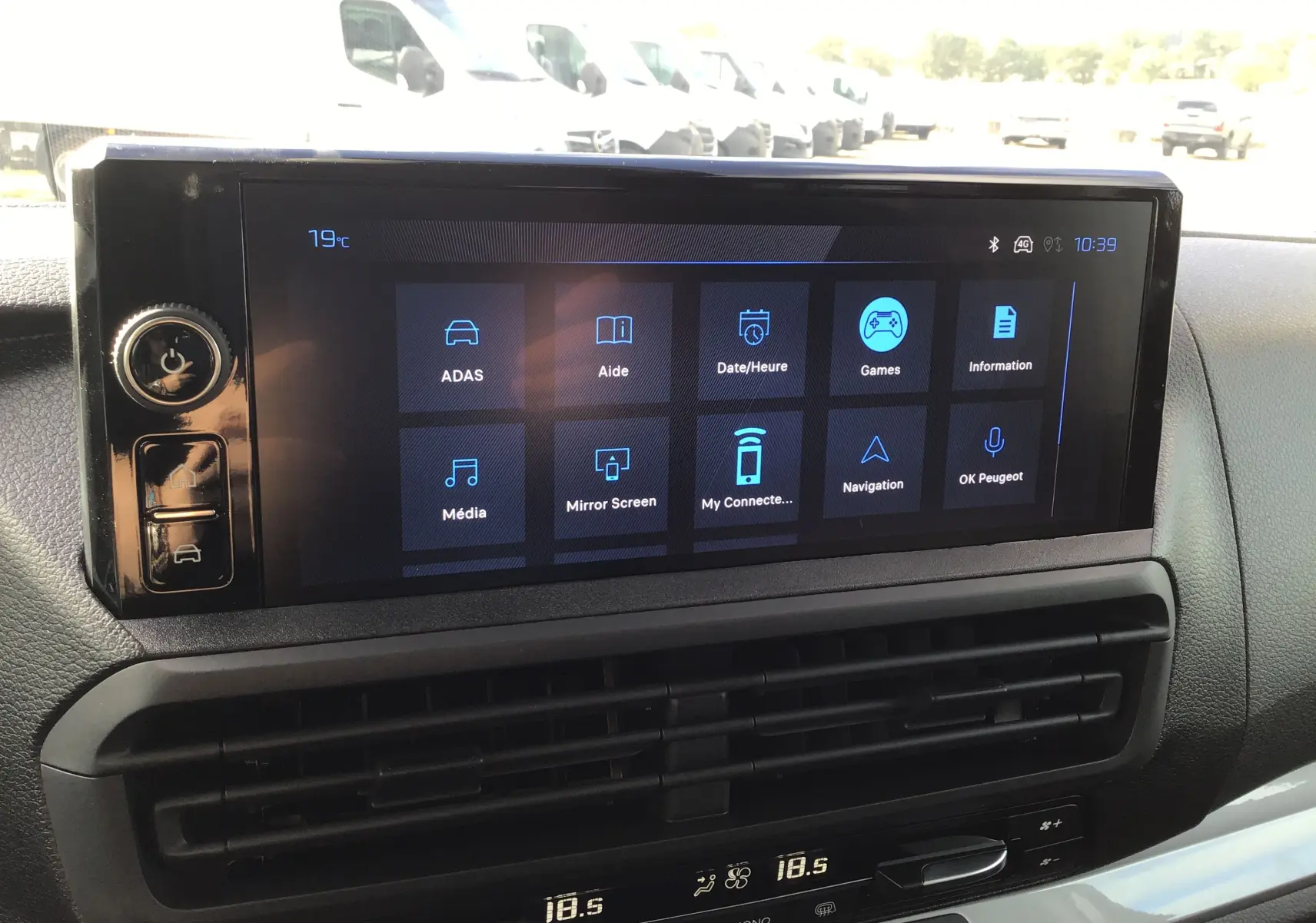 Écran tactile central du Peugeot Expert XL noir, affichant les options connectivité et navigation, vue intérieure frontale.