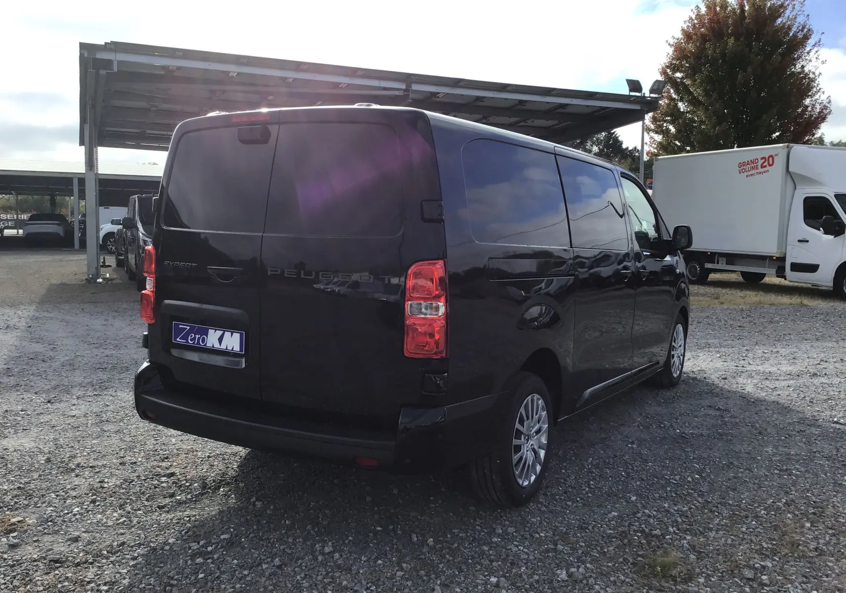Vue 3/4 arrière droite d’un Peugeot Expert Cabine Approfondie noir, avec vitres arrière teintées et jantes alliage.
