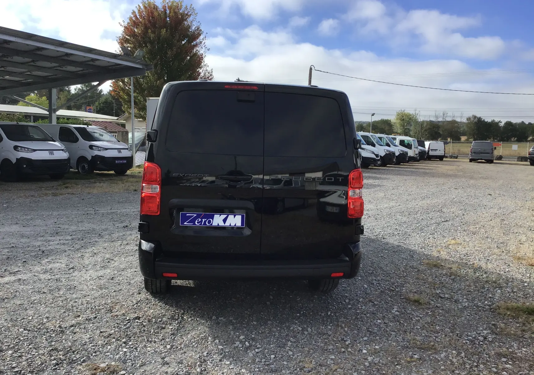 Vue arrière d’un Peugeot Expert cabine approfondie noir, avec feux rouges et plaque d’immatriculation Zero KM visible.